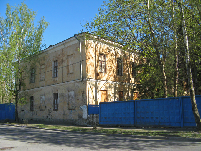 Западный флигель (Ломоносов))